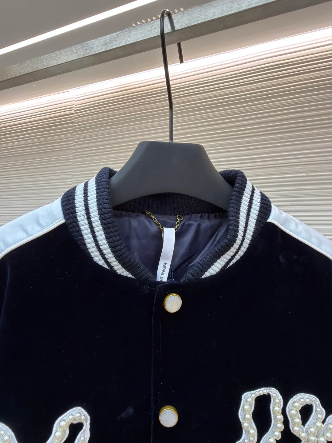 LOUIS VUITTON velvet denim Yokosuka jacket ●Original version: Purchased and developed for 35500 ●Item number: 1680974-C55 ●Fabric: velvet flocking fabric ●Technology: Washed production ●Version: loose fit ●Weight: about 1250 grams ●Size: 46-48-50-52 ●Description: 35500 purchased and developed, using 7*7 grain flocking cloth, customized flat machine ribbing, rayon lining inside, 1000 washed cotton, customized 1:1 accessories, loose version. The overall wiring is straight and delicate, the fabric is comfortable and soft, and the color is consistent without color difference. It can be matched with the same style to create a fashionable look and control various occasions. Customized accessories, complete with three standards, same style for men and women!